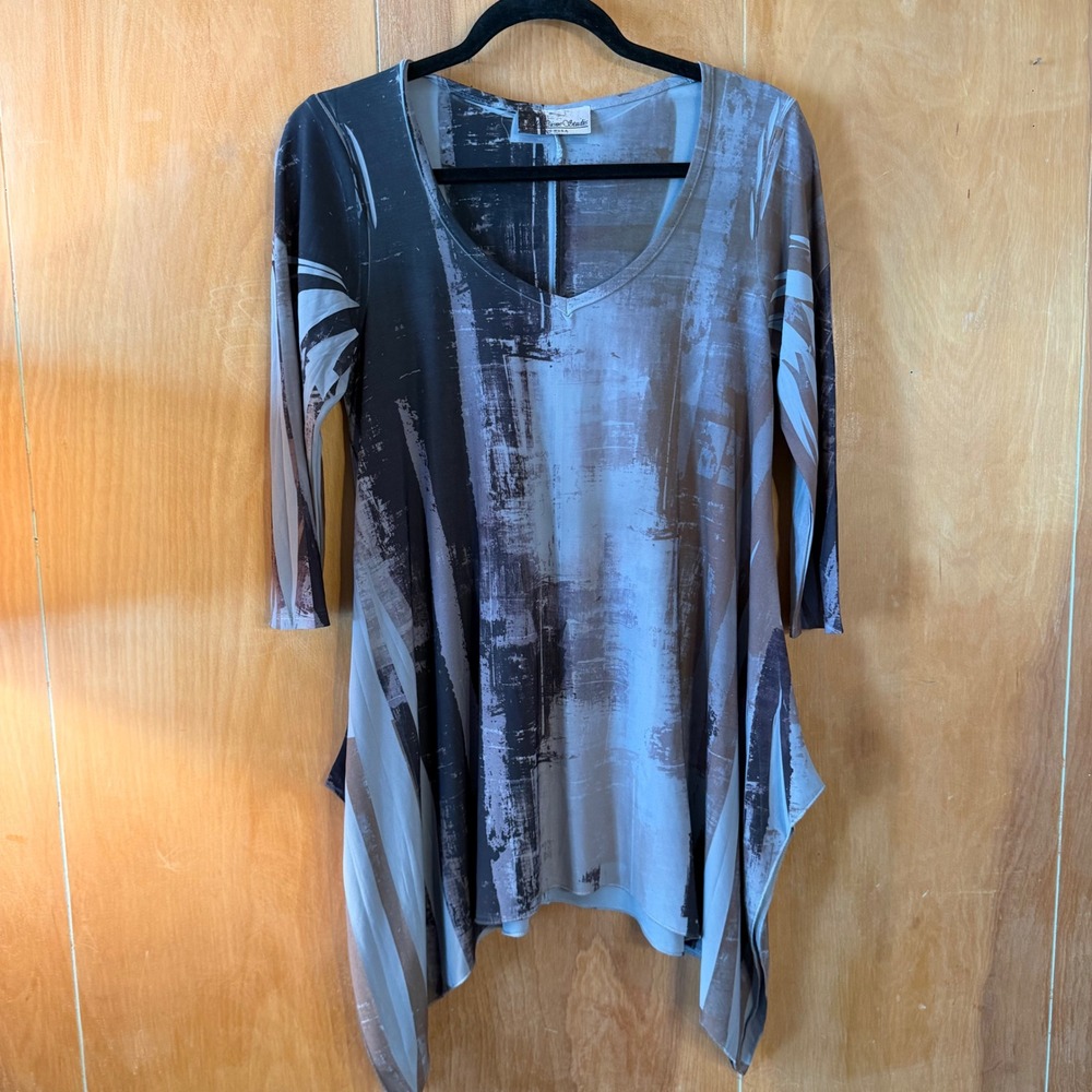 Sole Dione Studio Abstract Print Sharkbite Tunic Top V-Neck 3/4 Sleeve Grey Blue